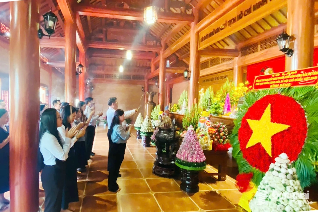 Đoàn dâng hương Chủ tịch Hồ Chí Minh, Đại tướng Võ Nguyên Giáp và Anh hùng Võ Thị Sáu tại Nhà thờ Bác Hồ. Ảnh: Lê Sơn