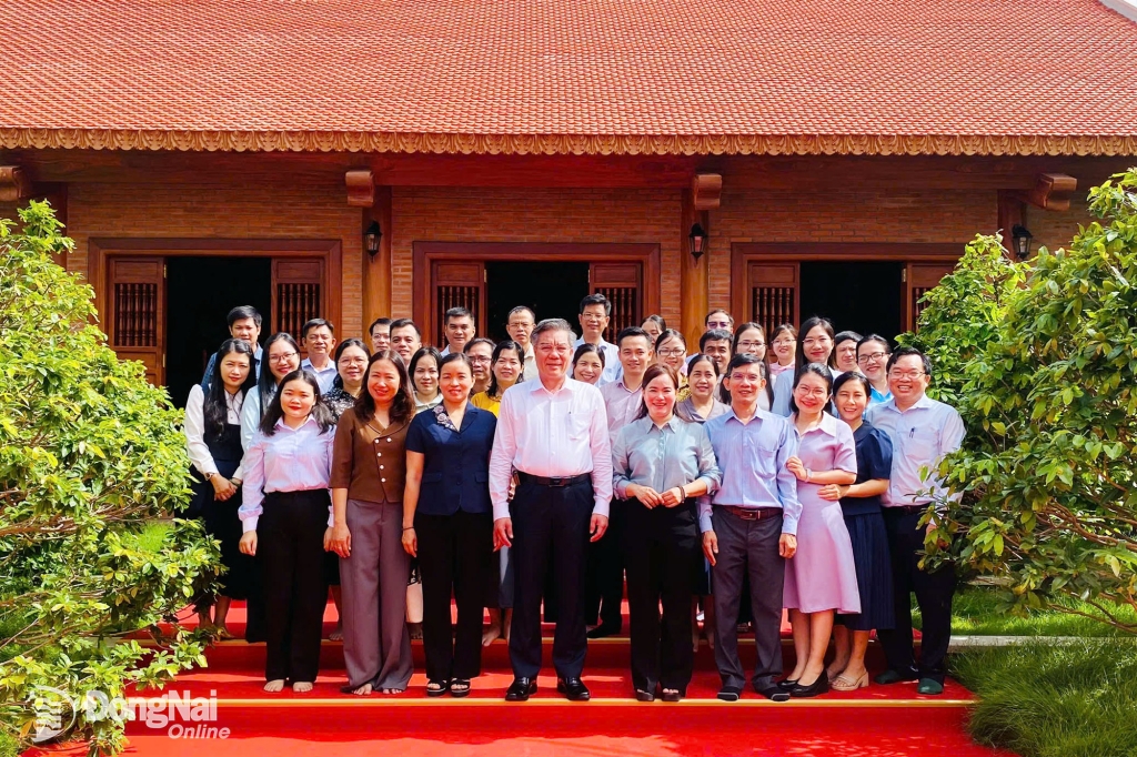 Đồng chí Dương Minh Dũng, Ủy viên Ban Thường vụ Thành ủy, Trưởng ban Tuyên giáo và Dân vận Thành ủy chụp hình lưu niệm cùng tập thể lãnh đạo, cán bộ, công chức Ban Tuyên giáo và Dân vận Thành ủy trước Nhà thờ Bác Hồ. Ảnh: Lê Sơn