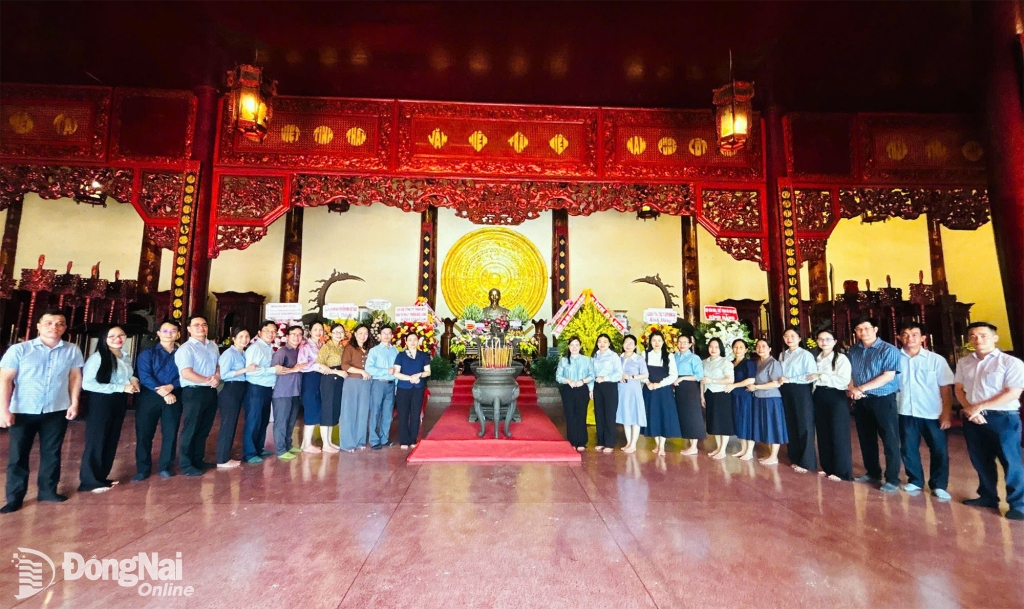 Đoàn dâng hương và chụp hình lưu niệm tại không gian thờ Chủ tịch Hồ Chí Minh tại Văn miếu Trấn Biên. Ảnh: Lê Sơn