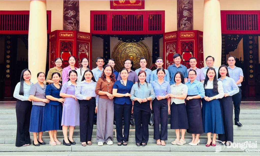 Đồng chí Nguyễn Thị Hồng Trang, Thành ủy viên, Phó Trưởng ban Thường trực và đồng chí Nguyễn Thị Loan. Phó Trưởng ban Tuyên giáo và Dân vận Thành ủy chụp hình lưu niệm cùng cán bộ, công chức Ban Tuyên giáo và Dân vận Thành ủy tại Văn miếu Trấn Biên. Ảnh: Lê Sơn
