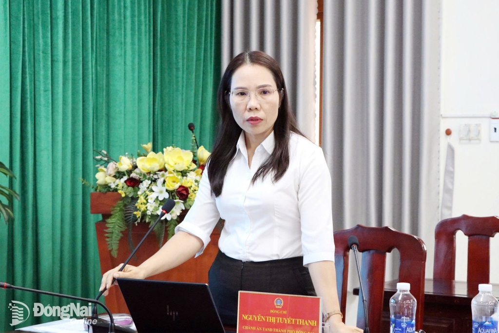 Thành ủy viên, Chánh án Tòa án nhân dân thành phố Đồng Nai Nguyễn Thị Tuyết Thanh báo cáo hoạt động của ngành tòa án hai cấp tại Đồng Nai. Ảnh: Tố Tâm