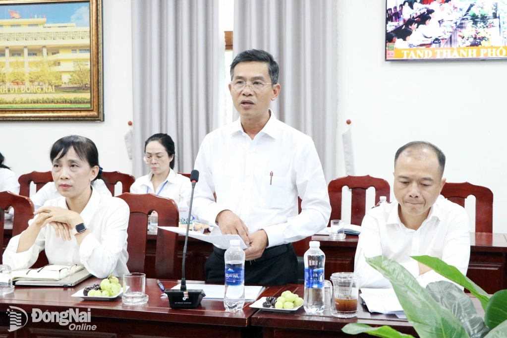 Chánh án Tòa án nhân dân Khu vực 1 Nguyễn Văn Thủy báo cáo hoạt động của đơn vị. Ảnh: Tố Tâm