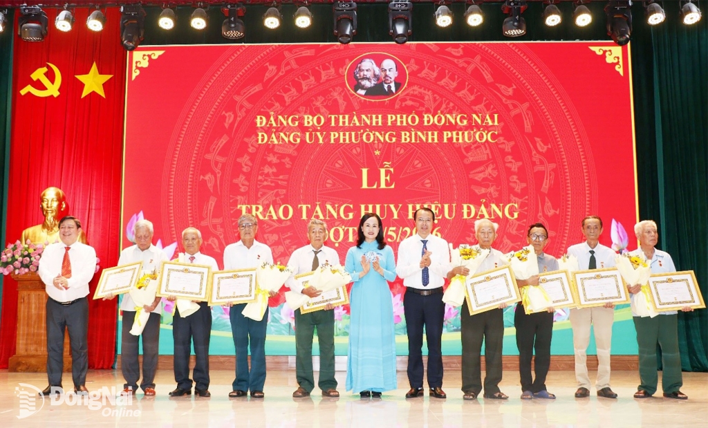 Lãnh đạo Đảng ủy phường Bình Phước trao Huy hiệu Đảng đợt 19-5 cho các đảng viên. Ảnh: Trâm Tín