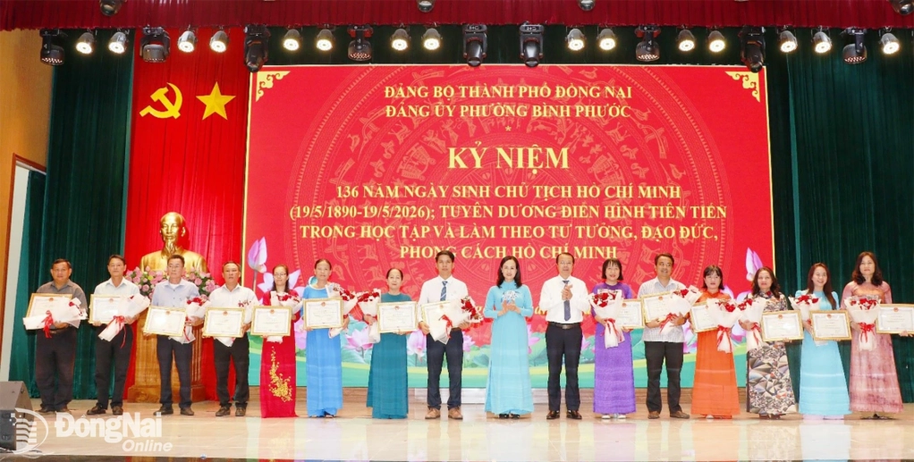 Các tập thể, cá nhân điển hình, tiêu biểu của phường Bình Phước trong học tập và làm theo tư tưởng, đạo đức, phong cách Hồ Chí Minh được tuyên dương, khen thưởng. Ảnh: Trâm Tín
