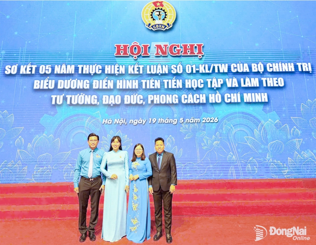 Đại diện các tập thể và cá nhân tại Đồng Nai được Tổng Liên đoàn Lao động Việt Nam tôn vinh tại buổi lễ. Ảnh: CĐCC