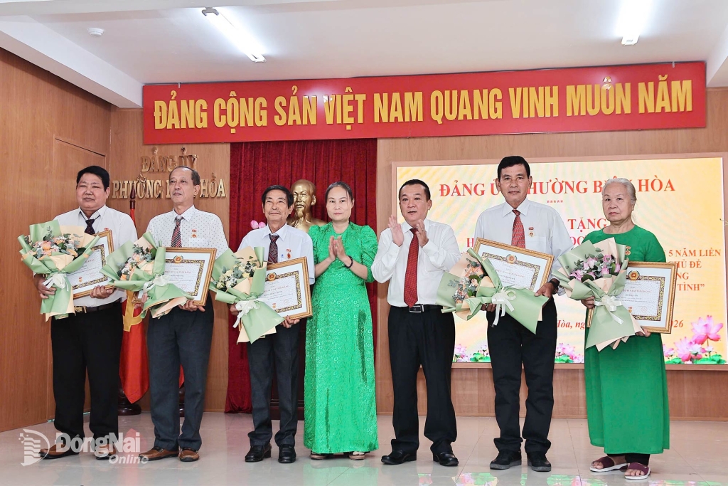 Lãnh đạo Đảng ủy phường Biên Hòa trao tặng Huy hiệu Đảng cho đảng viên. Ảnh: Phương Hằng