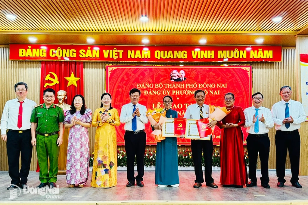 Lãnh đạo phường Hố Nai trao Huy hiệu Đảng cho các đảng viên. Ảnh: Hồng Mỹ