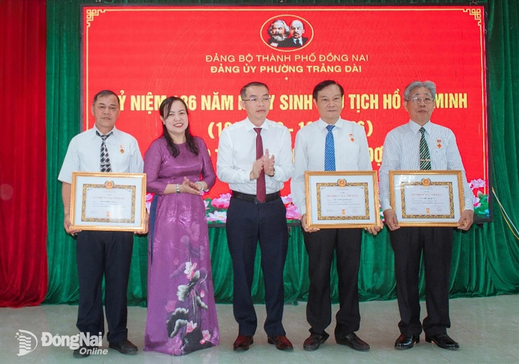 Lãnh đạo Đảng ủy phường Trảng Dài trao Huy hiệu Đảng các đảng viên dịp 19-5. Ảnh: Xuân Nương