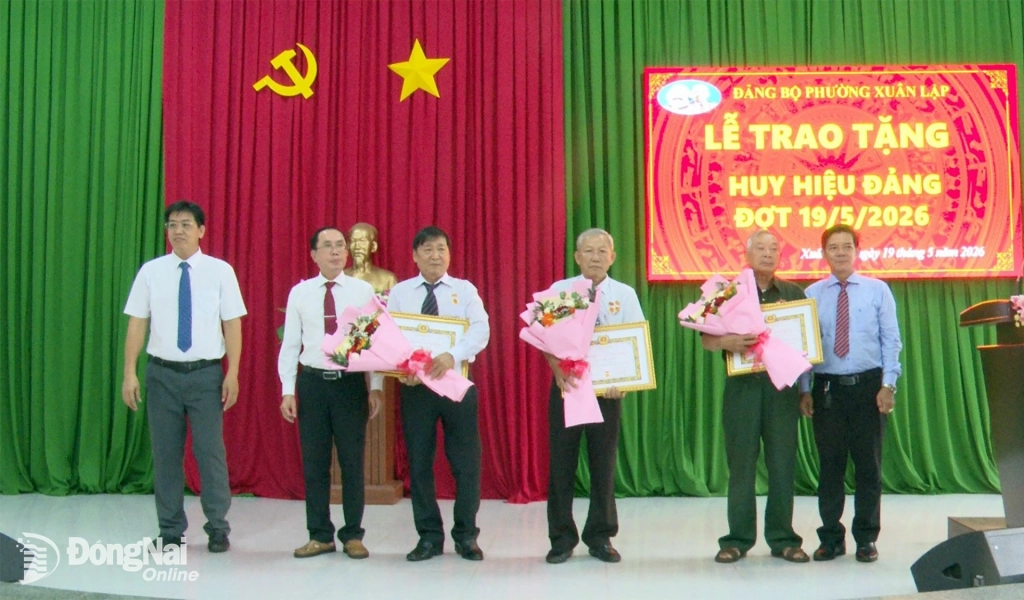 Lãnh đạo Đảng ủy phường Xuân Lập trao Huy hiệu Đảng cho các đảng viên dịp 19-5. Ảnh: Thanh Giang