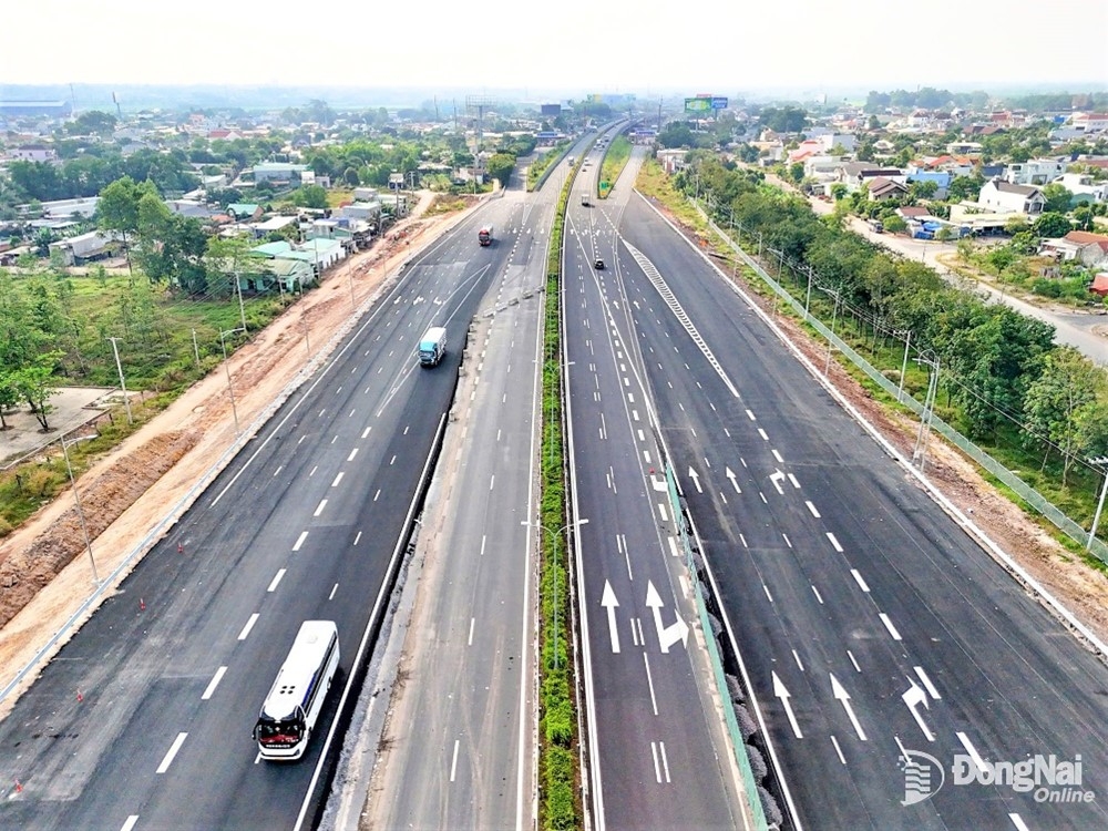 Hệ thống hạ tầng giao thông đang được đầu tư phát triển đồng bộ, hiện đại, tạo điều kiện để Đồng Nai tăng tốc phát triển. Ảnh: Phạm Tùng