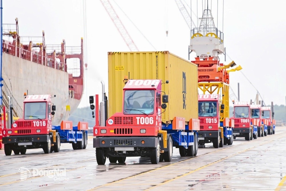 Hoạt động xếp dỡ hàng hóa, hỗ trợ tàu vào cảng tại Cảng Phước An (xã Phước An, tỉnh Đồng Nai). Ảnh: Hải Quân