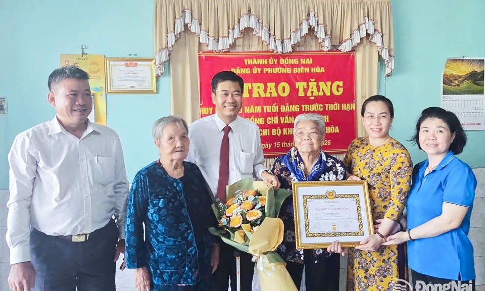 Trao tặng Huy hiệu Đảng đợt 19-5 đối với 862 đảng vi&amp;#234;n