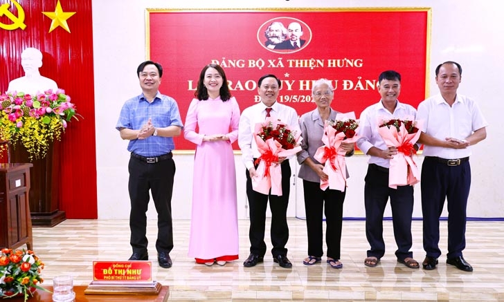 Thiện Hưng trao tặng Huy hiệu Đảng đợt 19-5 cho 3 đảng vi&amp;#234;n