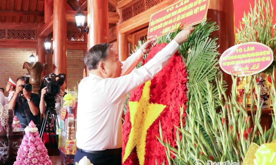 Tổng B&amp;#237; thư, Chủ tịch nước T&amp;#244; L&amp;#226;m d&amp;#226;ng hương tại Nh&amp;#224; thờ B&amp;#225;c Hồ trong khu&amp;#244;n vi&amp;#234;n Th&amp;#224;nh ủy Đồng Nai