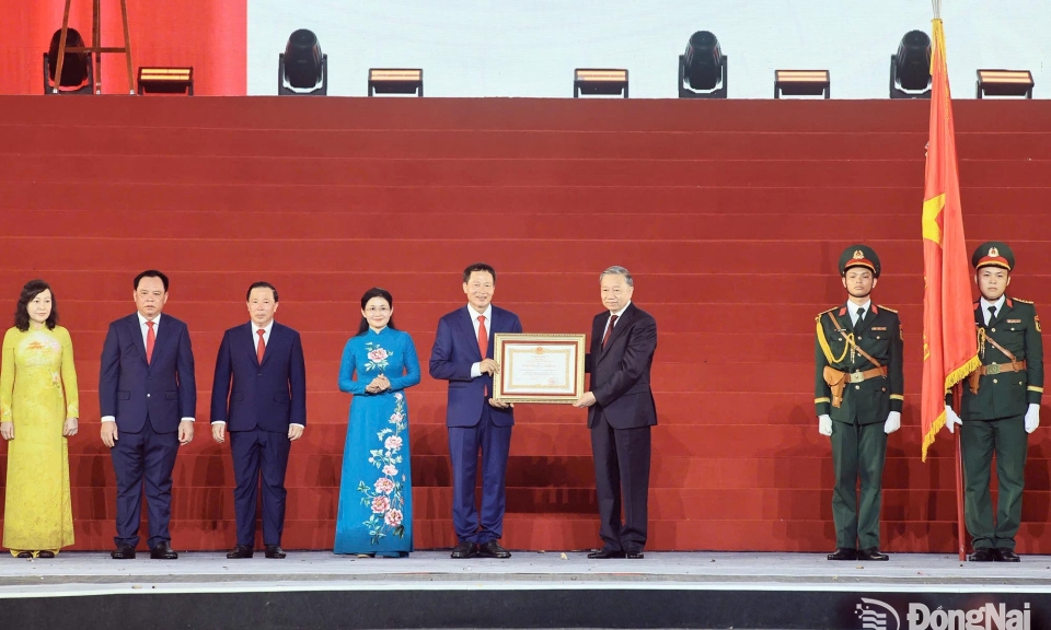 Đảng bộ, ch&amp;#237;nh quyền v&amp;#224; nh&amp;#226;n d&amp;#226;n th&amp;#224;nh phố Đồng Nai đ&amp;#243;n nhận Hu&amp;#226;n chương Lao động hạng Nhất