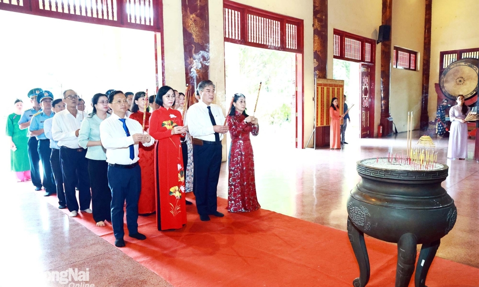 D&amp;#226;ng hương tưởng nhớ Chủ tịch Hồ Ch&amp;#237; Minh tại Văn miếu Trấn Bi&amp;#234;n