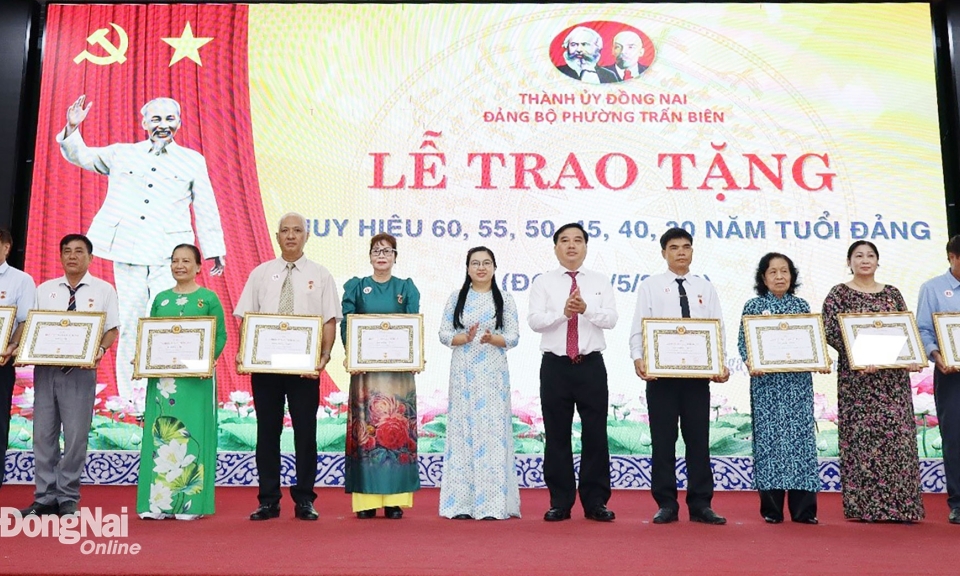 102 đảng vi&amp;#234;n phường Trấn Bi&amp;#234;n nhận Huy hiệu Đảng đợt 19-5