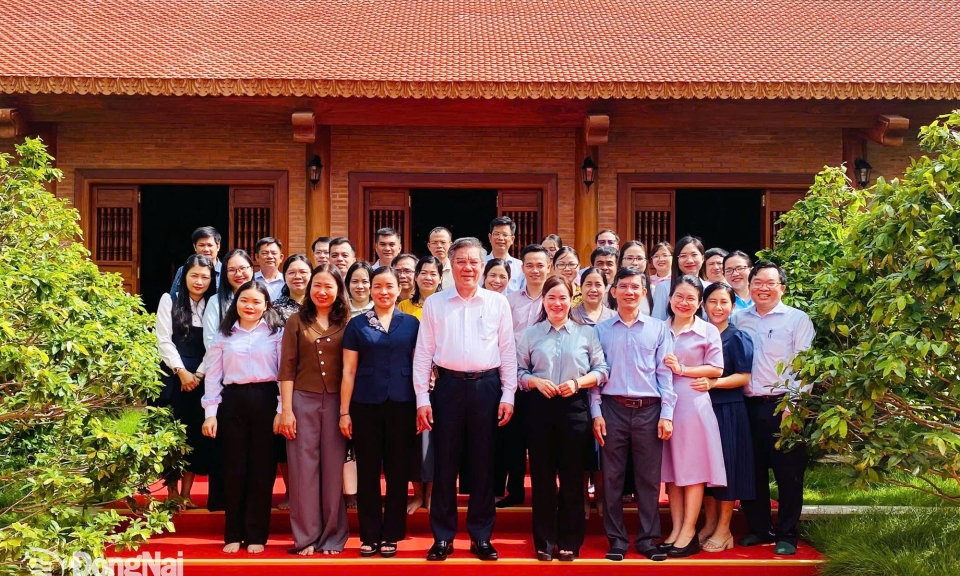 Ban Tuy&amp;#234;n gi&amp;#225;o v&amp;#224; D&amp;#226;n vận Th&amp;#224;nh ủy Đồng Nai d&amp;#226;ng hương tại Nh&amp;#224; thờ B&amp;#225;c Hồ v&amp;#224; Văn Miếu Trấn Bi&amp;#234;n dịp 19-5