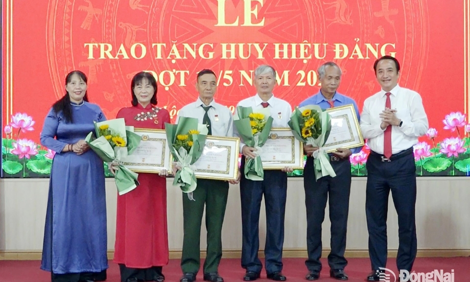 C&amp;#225;c địa phương tổ chức trao Huy hiệu Đảng cho đảng vi&amp;#234;n dịp 19-5