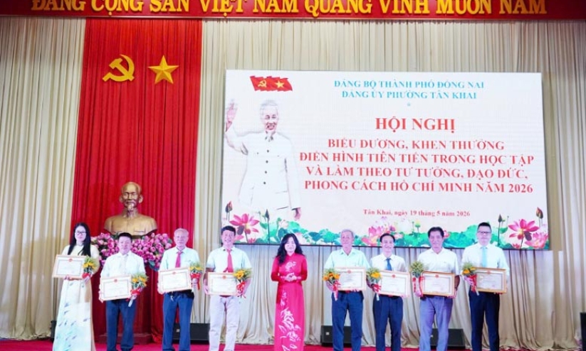Phường T&amp;#226;n Khai biểu dương, khen thưởng c&amp;#225;c tập thể, c&amp;#225; nh&amp;#226;n điển h&amp;#236;nh học v&amp;#224; l&amp;#224;m theo B&amp;#225;c