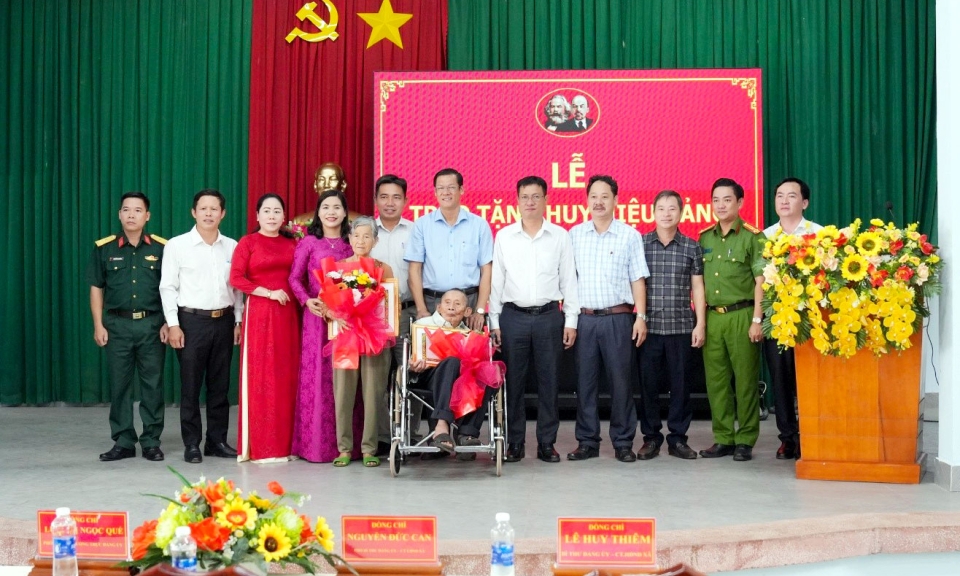 X&amp;#227; B&amp;#224;u H&amp;#224;m: Trao huy hiệu 60 năm tuổi Đảng cho 2 đảng vi&amp;#234;n