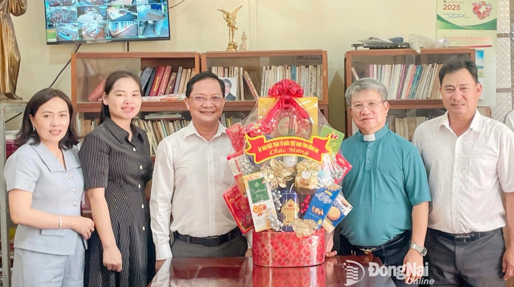 Đồng chí Hà Anh Dũng, Ủy viên Ban Thường vụ Tỉnh ủy, Phó Chủ tịch Thường trực Ủy ban MTTQ Việt Nam tỉnh chúc mừng Lễ Phục sinh năm 2026 đối với Linh mục Trương Hồng Chương. Ảnh: Xuân Hòa