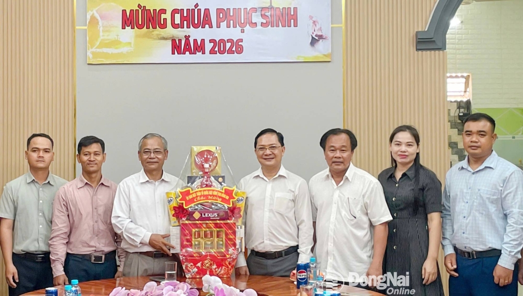 Đồng chí Hà Anh Dũng, Ủy viên Ban Thường vụ Tỉnh ủy, Phó Chủ tịch Thường trực Ủy ban MTTQ Việt Nam tỉnh chúc mừng Lễ Phục sinh năm 2026 đối với Mục sư Điểu Hiêng. Ảnh: Xuân Hòa