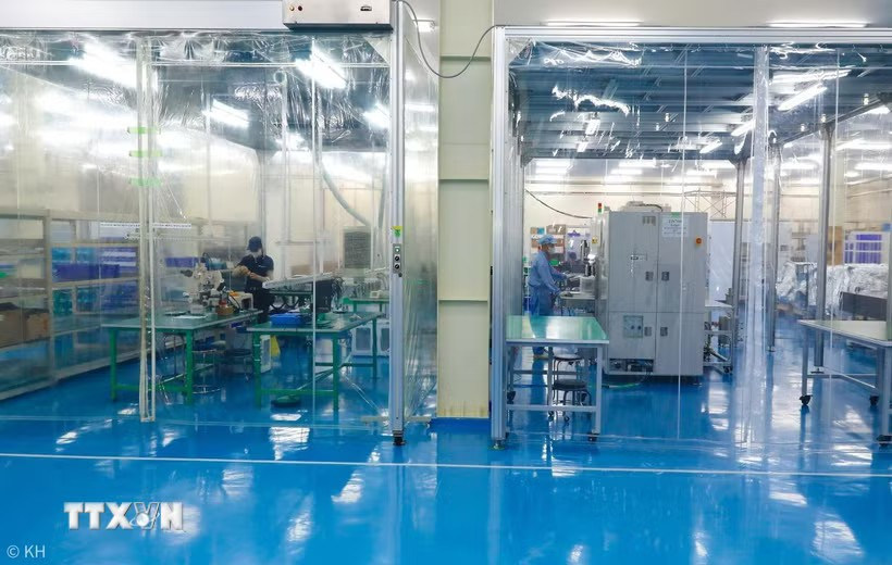 D&acirc;y chuyền lắp r&aacute;p cụm chi tiết si&ecirc;u nhỏ đ&ograve;i hỏi ch&iacute;nh x&aacute;c phục vụ cho sản xuất ch&iacute;p b&aacute;n dẫn. (Ảnh minh họa: Th&agrave;nh Phương/TTXVN)